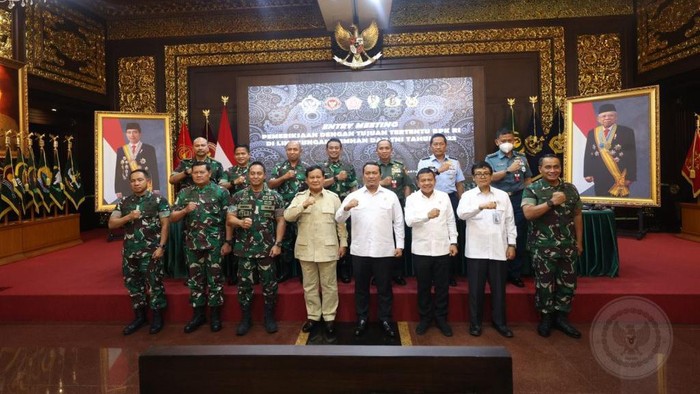 Prabowo Didampingi Panglima TNI dan KSAL saat Bertemu BPK