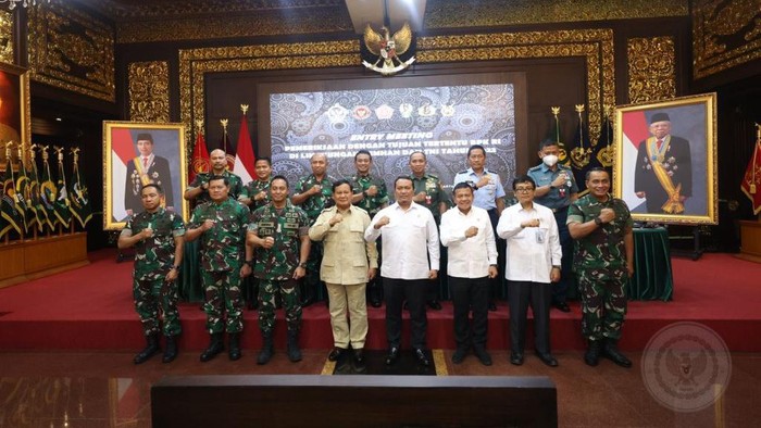 Prabowo Didampingi Panglima TNI dan KSAL saat Bertemu BPK Prabowo Didampingi Panglima TNI dan KSAL saat Bertemu BPK