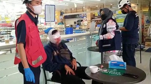 Pria diduga pebinor yang dianiaya dengan balok kayu hingga bersimbah darah di minimarket Mojokerto