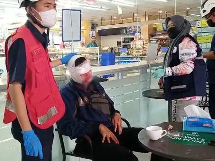 Pria diduga pebinor yang dianiaya dengan balok kayu hingga bersimbah darah di minimarket Mojokerto