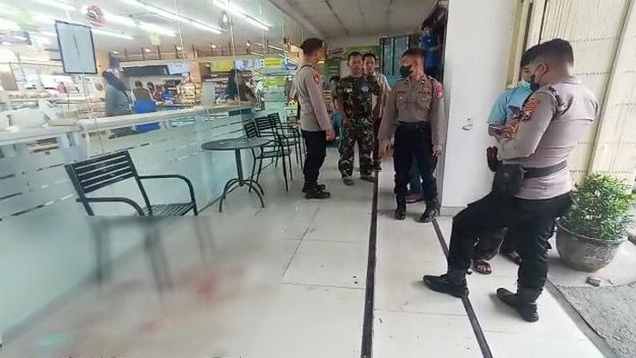 Pria diduga pebinor yang dianiaya dengan balok kayu hingga bersimbah darah di minimarket Mojokerto
