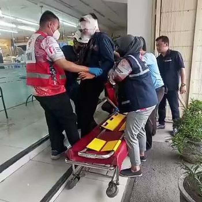 Pria diduga pebinor yang dianiaya dengan balok kayu hingga bersimbah darah di minimarket Mojokerto