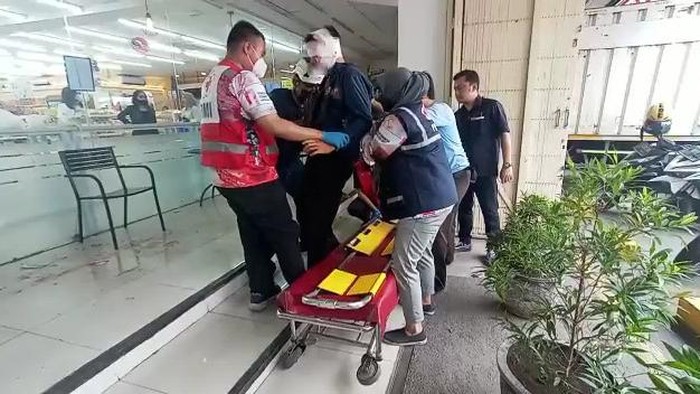 Pria diduga pebinor yang dianiaya dengan balok kayu hingga bersimbah darah di minimarket Mojokerto