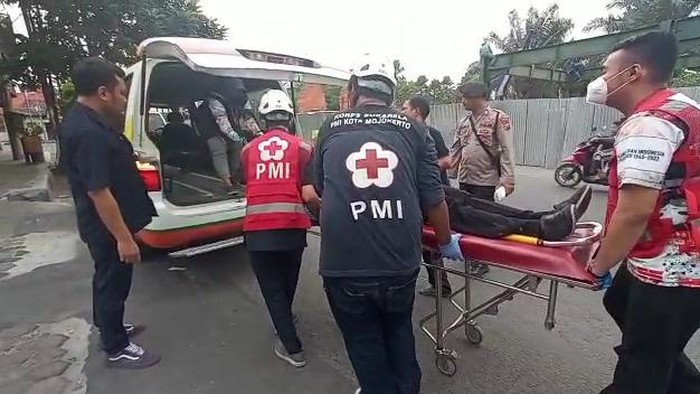Pria korban penganiayaan yang diduga perebut istri orang di Mojokerto saat dievakuasi petugas PMI