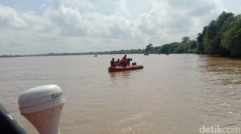 Kapal Pengangkut Sawit Tenggelam di Sungai Batang Hari, 2 ABK Hilang