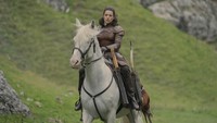 Spoiler alert! Lady Rhea berhadapan dengan Daemon saat dalam perjalanan berburu. (Foto: dok. HBO) 