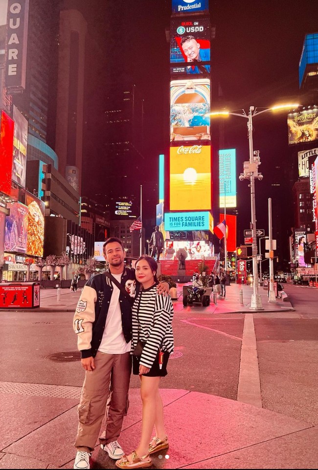 Bak pasangan baru, selama di sana Raffi dan Nagita selalu tampil kompak dan mesra. Momen-momen kebersamaannya itu pun dipamerkan melalui akun Instagram pribadinya. Foto: Instagram/@raffinagita1717