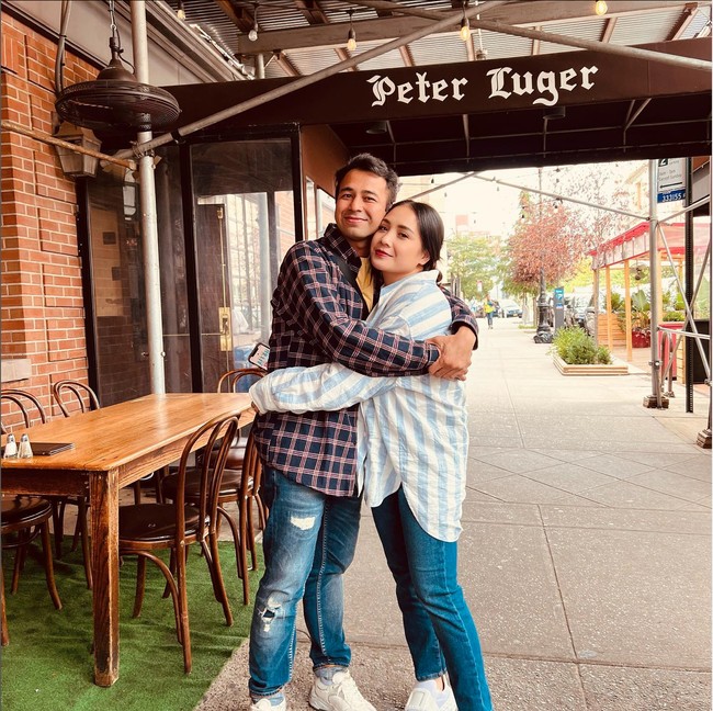 Selama di New York, Raffi Ahmad dan Nagita Slavina tampak mengunjungi berbagai tempat. Seperti dalam foto yang satu ini, keduanya tampil kompak mengenakan celana jeans dan kemeja. Tak hanya itu saja, orangtua Rafathar dan Rayyanza itu juga mesra berpose berpelukan. Foto: Instagram/@raffinagita1717