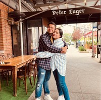 Selama di New York, Raffi Ahmad dan Nagita Slavina tampak mengunjungi berbagai tempat. Seperti dalam foto yang satu ini, keduanya tampil kompak mengenakan celana jeans dan kemeja. Tak hanya itu saja, orangtua Rafathar dan Rayyanza itu juga mesra berpose berpelukan. Foto: Instagram/@raffinagita1717