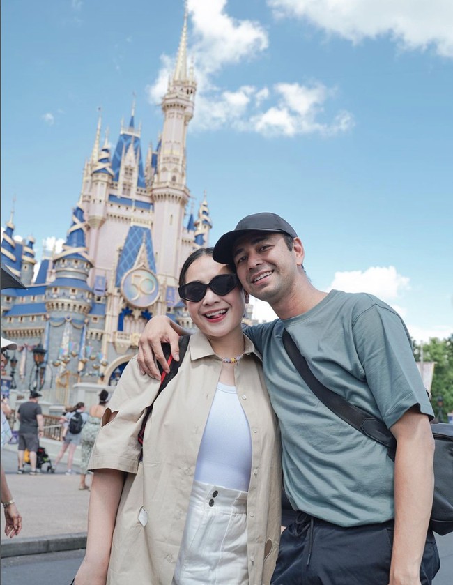 Bagi Nagita Slavina sendiri, ini menjadi momen pertama dirinya menginjakkan kaki di Times Square. Selain mengunjungi Times Square, Nagita dan Raffi juga mengajak serta kedua anak dan timnya mengunjungi Disneyland Orlando. Foto: Instagram/@raffinagita1717