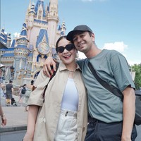 Bagi Nagita Slavina sendiri, ini menjadi momen pertama dirinya menginjakkan kaki di Times Square. Selain mengunjungi Times Square, Nagita dan Raffi juga mengajak serta kedua anak dan timnya mengunjungi Disneyland Orlando. Foto: Instagram/@raffinagita1717