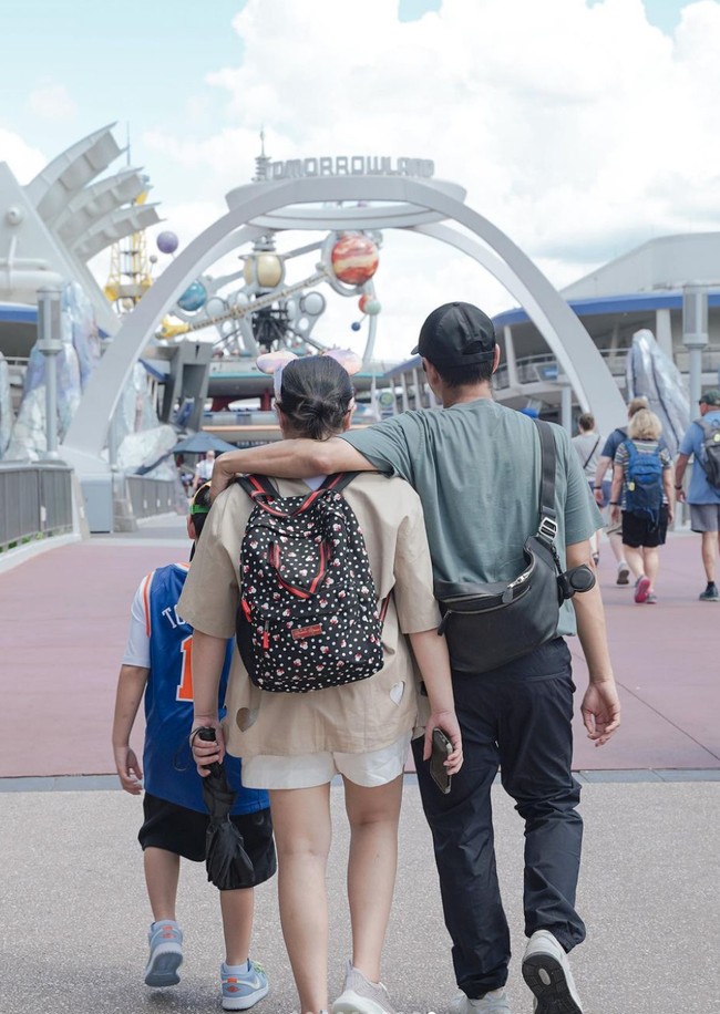 Menolak tua, Raffi dan Nagita kompak berpenampilan bak anak muda. Gayanya pun terlihat mesra seperti pasangan muda yang masih pacaran. Foto: Instagram/@raffinagita1717