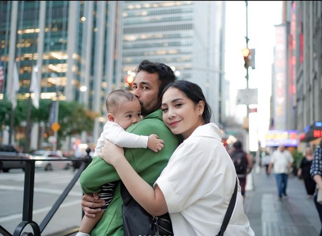 Berfoto bertiga bersama anak keduanya, Rayyanza, keluarga Raffi itu tampak begitu harmonis. Tak sedikit netizen yang membanjiri unggahannya itu dengan komentar pujian dan mengaku mengidolakan keluarga kecil Raffi tersebut. Foto: Instagram/@raffinagita1717