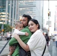 Berfoto bertiga bersama anak keduanya, Rayyanza, keluarga Raffi itu tampak begitu harmonis. Tak sedikit netizen yang membanjiri unggahannya itu dengan komentar pujian dan mengaku mengidolakan keluarga kecil Raffi tersebut. Foto: Instagram/@raffinagita1717