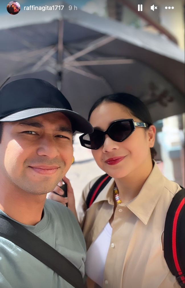 Raffi Ahmad diketahui sempat tampil catwalk di New York Fashion Week bersama Raline Shah, Refal Hady, Angga Yunanda, Enzy Storia, dan Anya Geraldine untuk membawakan koleksi terbaru merek lokal Erigo. Nagita pun terlihat setia menemani dan memberikan dukungan kepada suaminya. Foto: Instagram/@raffinagita1717