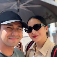 Raffi Ahmad diketahui sempat tampil catwalk di New York Fashion Week bersama Raline Shah, Refal Hady, Angga Yunanda, Enzy Storia, dan Anya Geraldine untuk membawakan koleksi terbaru merek lokal Erigo. Nagita pun terlihat setia menemani dan memberikan dukungan kepada suaminya. Foto: Instagram/@raffinagita1717