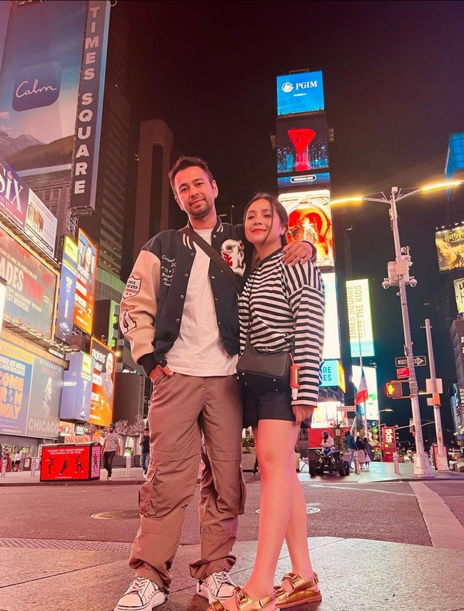Raffi Ahmad bersama keluarga dan timnya saat ini sedang berada di New York. Tak hanya untuk urusan pekerjaan, kepergian Raffi dan Nagita juga sekaligus untuk berlibur dan berjalan-jalan di sana. Foto: Instagram/@raffinagita1717