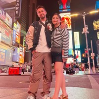 Raffi Ahmad bersama keluarga dan timnya saat ini sedang berada di New York. Tak hanya untuk urusan pekerjaan, kepergian Raffi dan Nagita juga sekaligus untuk berlibur dan berjalan-jalan di sana. Foto: Instagram/@raffinagita1717