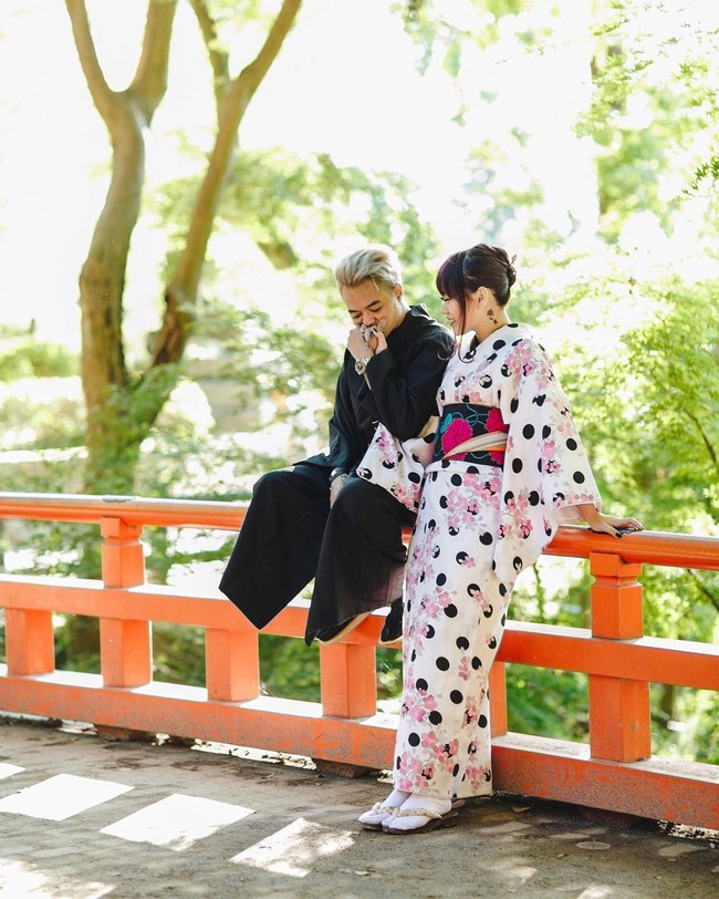 Sedangkan Reza Arap terlihat santai dengan ramainya isu yang beredar. Ia pun tidak menghapus atau mengedit postingan yang menunjukkan kemesraan mereka di Instagram.Foto: Instagram @ybrap