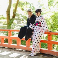 Sedangkan Reza Arap terlihat santai dengan ramainya isu yang beredar. Ia pun tidak menghapus atau mengedit postingan yang menunjukkan kemesraan mereka di Instagram.Foto: Instagram @ybrap