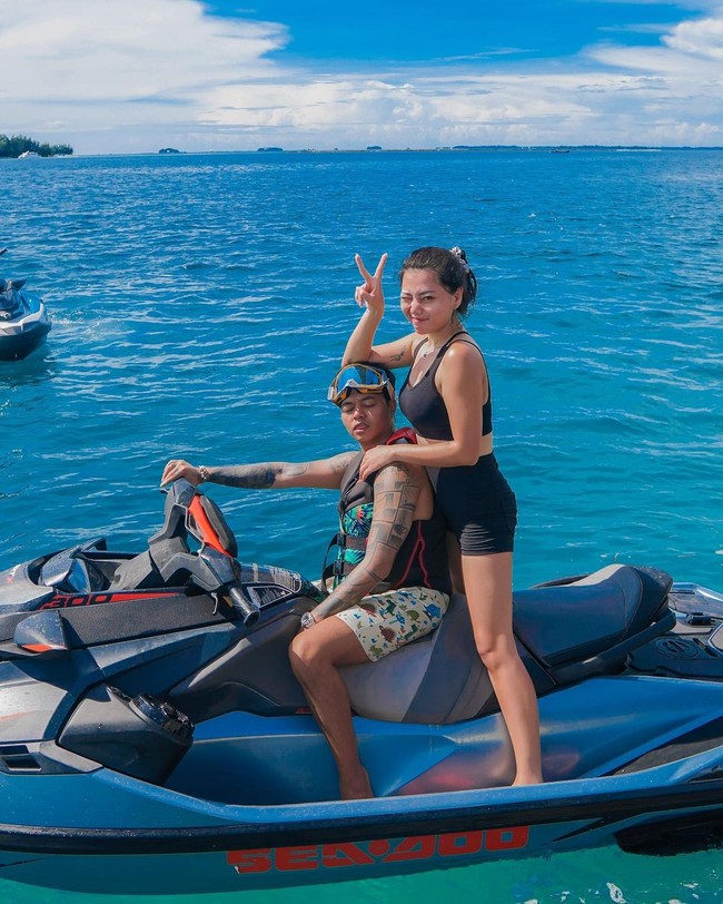 Wendy yang menikah dengan Reza Arap pada 2021 itu menanggapi tulisan netizen bahwa ada penyebab jika suaminya benar berselingkuh. Ia membalas cuitan tersebut bahwa perselingkuhan tidak seharusnya dibenarkan.Foto: Instagram @ybrap