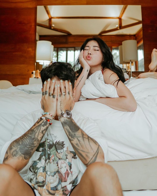 Wendy awalnya mengganti keterangan foto yang awalnya tanggal pernikahan mereka dengan F**k around? dan emoji badut. Ia lalu mengganti lagi tulisannya menjadi F*ck around? Thank you for the trauma.Foto: Instagram @ybrap