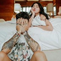 Wendy awalnya mengganti keterangan foto yang awalnya tanggal pernikahan mereka dengan F**k around? dan emoji badut. Ia lalu mengganti lagi tulisannya menjadi F*ck around? Thank you for the trauma.Foto: Instagram @ybrap