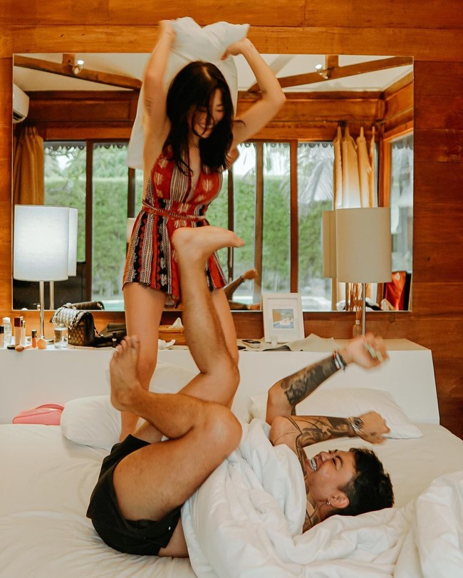 Tak hanya itu, tak lama kemudian Wendy Walters menghapus semua foto Reza Arap di Instagram. Netizen semakin yakin pernikahannya sedang bermasalah.Foto: Instagram @ybrap