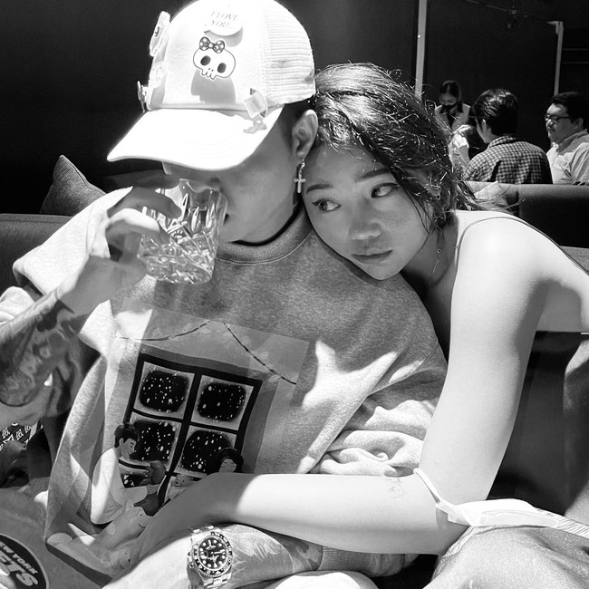 Rumah tangga Reza Arap dan Wendy Walters ramai jadi perbincangan. Reza dikabarkan punya wanita lain setelah istrinya mengunggah tulisan mengenai perselingkuhan. Wendy sendiri sudah menghapus kehadiran sang suami di Instagramnya, termasuk foto pernikahan mereka.Foto: Instagram @ybrap