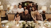 Pada akun Instagram miliknya, Rossa sering membagikan aktivitas individu serta momen bersama keluarga. Begini keseruannya saat Rossa makan bersama keluarga besarnya. Foto: Instagram @itsrossa910