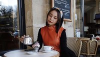 Momen liburan juga sering dibagikan oleh Rossa. Begini keseruannya saat ngopi di sebuah coffee shop. Foto: Instagram @itsrossa910
