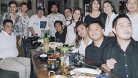 Momen makan malam Rossa dan teman lainnya juga pernah dibagikan. Semuanya tampak akrab dan menikmati hidangan dengan lahap. Foto: Instagram @itsrossa910