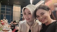 Rossa pernah makan malam bersama Atalia Praratya atau Bu Cinta di sebuah restoran. Keduanya sama-sama dari Jawa Barat nih, foodies! Foto: Instagram @itsrossa910