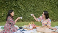 Rosa dan temannya pernah piknik bersama. Ia menikmati afternoon tea dan kue-kue mini yang manis lezat. Foto: Instagram @itsrossa910