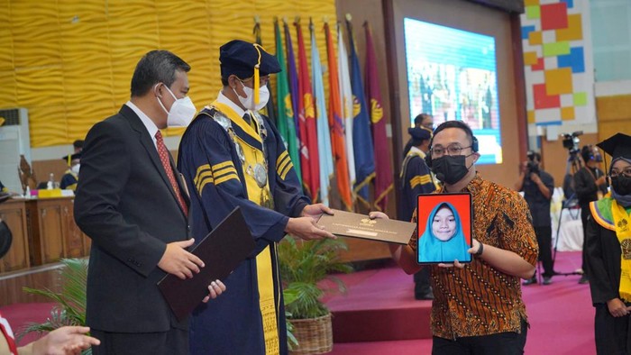 Kisah Tragis Orang Tua yang Gantikan Wisuda Putra Genius yang Terenggut Nyawa Kecelakaan