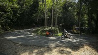 Hingga kini jalan di tikungan Bukit Vandering ini cukup baik meski begitu masih perlu diberi penerangan jalan.