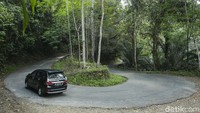 Memiliki wilayah perbukitan Kabupaten Bengkayang dianugerahi pemandangan yang indah, jika datang dari Singkawang maka pengunjung akan melintasi bukit Vandering dengan tikungannya yang terkenal.