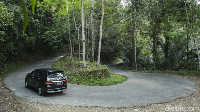 Sensasi Berkendara di Tikungan Tajam Bukit Vandering Tikungan bukit Vandering di Kabupaten Bengkayang, Kalbar, sangat terkenal di kalangan pengendara. Begini lho... sensasi melintasi tikungan tajam tersebut.