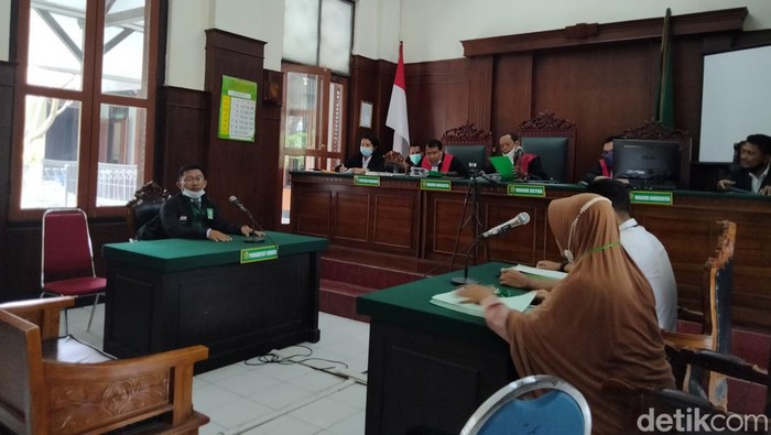 Sidang duplik gugatan penetapan permohonan nikah beda agama oleh PN Surabaya di Ruang Tirta, PN Surabaya.
