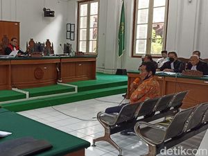 Panas Debat Terdakwa Asri Tuding Eks Ajudan Iqbal Bohong, Hakim Pukul Meja