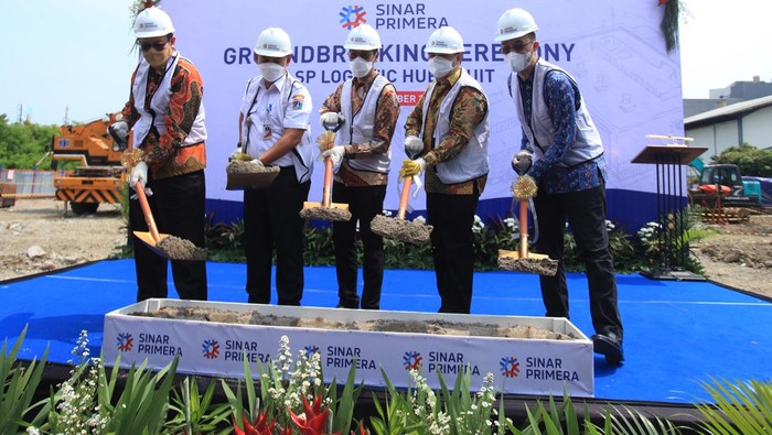 Head of Sinar Primera Group  Hong Kah Jin (kanan), Pembina Asosiasi Rantai Pendingin Indonesia Iwan Yahya (kedua kanan), Direktur Sinar Primera Group Deddy Djaja Ria (tengah), Camat Penjaringan Depika Romadi (kedua kiri), Head of Project Sinar Primera Group Marcus Linggo (kiri), berfoto saat  acara ground breaking cold storage Sinar Primera Logistic Hub di kawasan Pluit, Jakarta.  Rabu (21/9/2022).  Sinar Primera Group melalui salah satu anak usaha PT Indah Bestari Permai  meluncurkan produk perdananya premium cold storage, Sinar Primera Logistic Hub yang  berstandar internasional dan dengan fasilitas yang modern. ANTARA FOTO/Reno Esnir