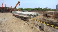 Petugas memeriksa kesiapan lahan saat acara ground breaking cold storage, Sinar Primera Logistic Hub di kawasan Pluit, Jakarta. Rabu (21/9/2022). Sinar Primera Group melalui salah satu anak usaha PT Indah Bestari Permai meluncurkan produk perdananya premium cold storage, Sinar Primera Logistic Hub yang berstandar internasional dan dengan fasilitas yang modern.