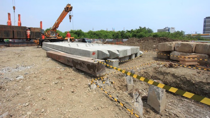 SINAR PRIMERA GROUP LUNCURKAN PREMIUM COLD STORAGE Head of Sinar Primera Group Hong Kah Jin (kanan), Pembina Asosiasi Rantai Pendingin Indonesia Iwan Yahya (kedua kanan), Direktur Sinar Primera Group Deddy Djaja Ria (tengah), Camat Penjaringan Depika Romadi (kedua kiri), Head of Project Sinar Primera Group Marcus Linggo (kiri), berfoto saat acara ground breaking cold storage Sinar Primera Logistic Hub di kawasan Pluit, Jakarta. Rabu (21/9/2022). Sinar Primera Group melalui salah satu anak usaha PT Indah Bestari Permai meluncurkan produk perdananya premium cold storage, Sinar Primera Logistic Hub yang berstandar internasional dan dengan fasilitas yang modern. ANTARA FOTO/Reno Esnir