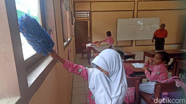 Siswa SDN Mangunsari terganggu debu akibat jalan rusak, Rabu (21/9/2022).