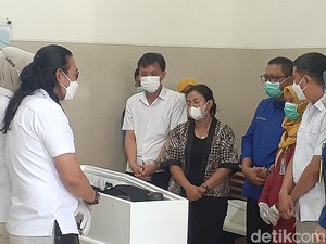 Momen Haru Istri Dampingi Jenazah PNS Semarang Saksi Korupsi ke Rumah Duka