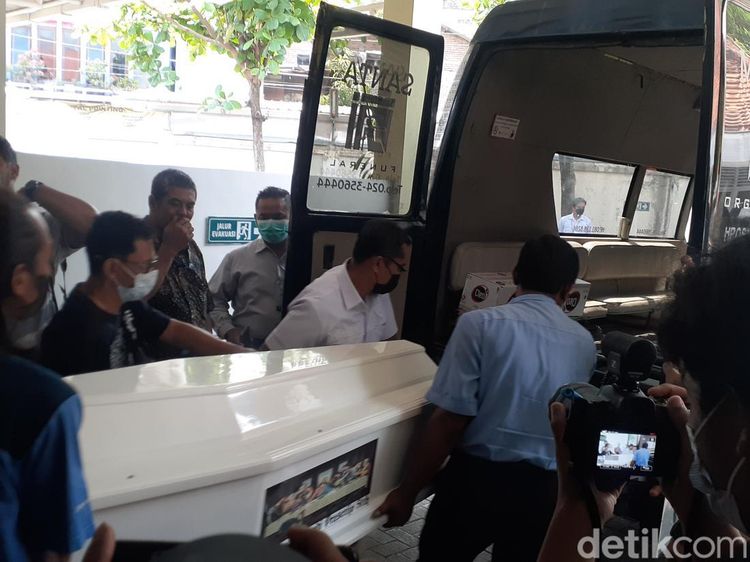 Isak Tangis Duka Keluarga PNS Semarang Saksi Korupsi yang Dibunuh