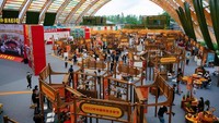 Tampak suasana dari dalam salah satu bangunan taman tersebut yang cukup ramai. Festival tersebut diadakan khusus untuk para petani dan orang-orang yang bekerja di sektor pertanian di negara itu.