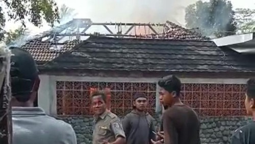 Tangkapan layar rumah Wakil Bupati Lombok Barat Sumiatun terbakar, Rabu (21/9/2022).