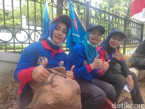 Cerita Buruh Perempuan Hadapi Ekonomi Sulit di Tengah Harga BBM Naik