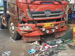 Tiga Kendaraan Tabrakan di Probolinggo, Seorang Pemotor Tewas